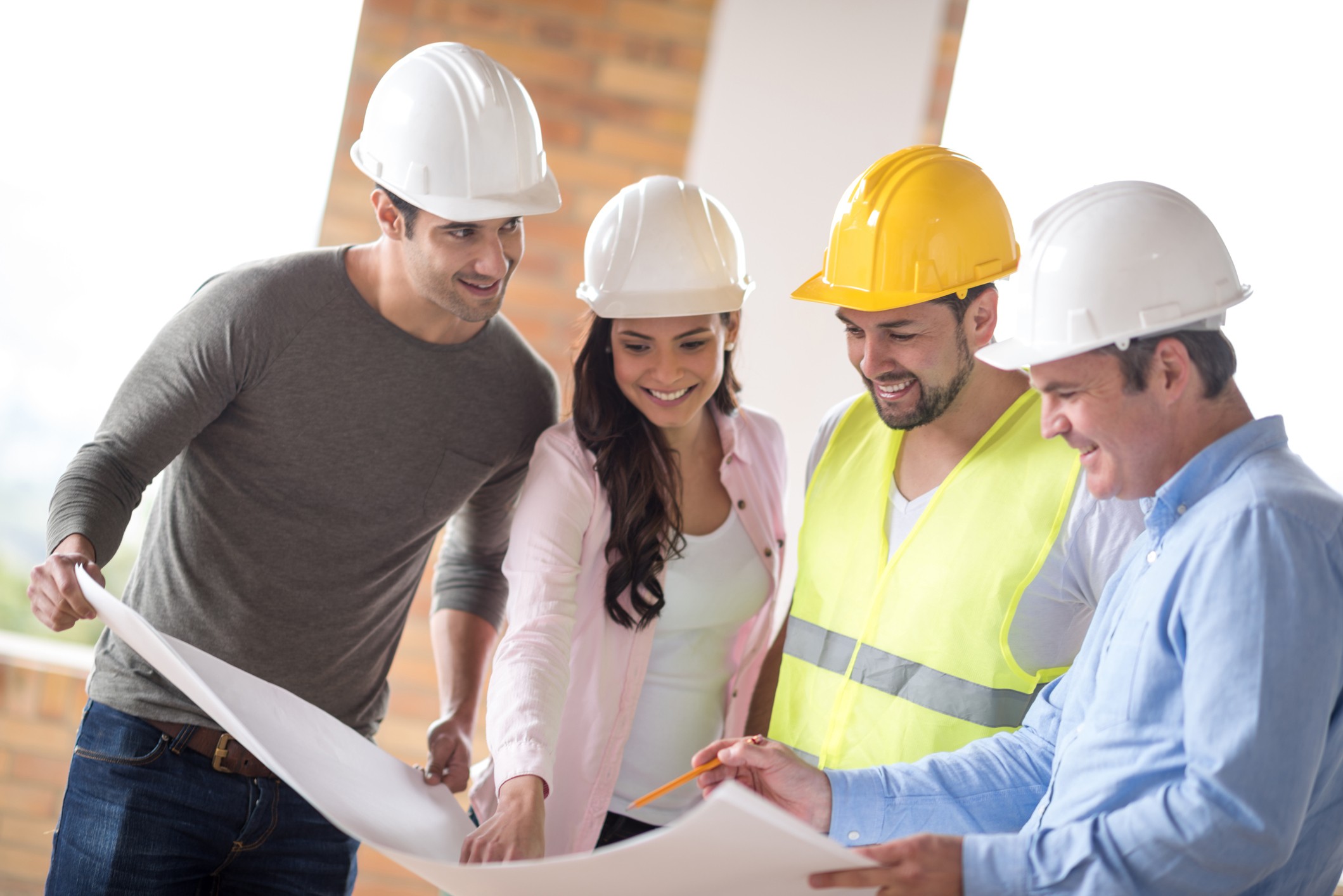 engenheiro mostrando projeto de ar condicionado para apartamento